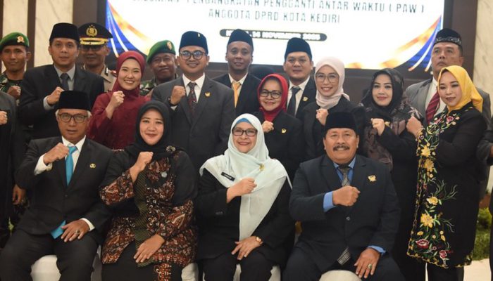 Hadiri PAW Anggota DPRD Kota Kediri, Gus Qowim: Mari Perkuat Kebersamaan Membangun Kota Kediri