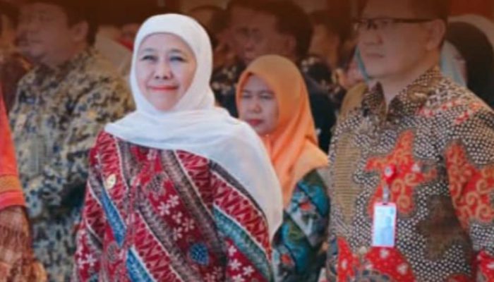 Puncak Hari Guru 2025 di Surabaya Pecah Haru, Gubernur Khofifah Peluk Guru yang Menginspirasinya