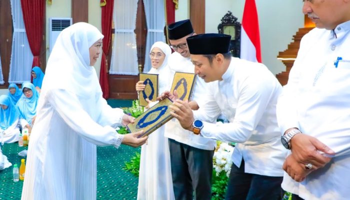 Ramadhan Penuh Inklusivitas, Gubernur Khofifah Ajak Perangkat Daerah dan Sobat Dili Khotmil Qur’an di Grahadi