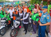 Gubernur Jatim Turun Langsung Bantu Ojol, Bagikan BBM Gratis di Sidoarjo