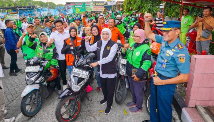 Gubernur Jatim Turun Langsung Bantu Ojol, Bagikan BBM Gratis di Sidoarjo