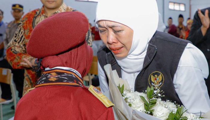 Gubernur Khofifah Haru Lihat Siswa SRMP 15 Mojokerto Pidato Lima Bahasa Saat Hardiknas