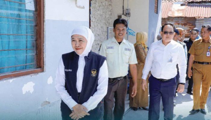 Gubernur Khofifah Tinjau Bedah Rumah Tenaga Keamanan SMAN 2 Surabaya, Perhatian Nyata untuk Kesejahteraan Insan Pendidikan Jatim