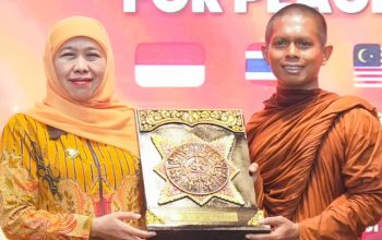 Gubernur     Khofifah Indar Parawansa Terima Bhikkhu Walk for Peace, Serukan Persatuan di Tengah Perbedaan