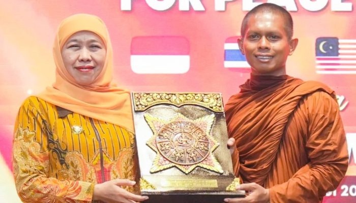 Gubernur     Khofifah Indar Parawansa Terima Bhikkhu Walk for Peace, Serukan Persatuan di Tengah Perbedaan