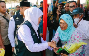 Khofifah Dorong Stabilitas Ekonomi Rakyat Melalui Pasar Murah di Kawasan Wisata Kuliner Gladak Serang