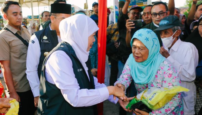 Khofifah Dorong Stabilitas Ekonomi Rakyat Melalui Pasar Murah di Kawasan Wisata Kuliner Gladak Serang