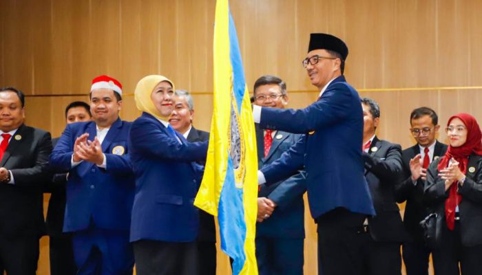 Gubernur Khofifah Lantik Pengurus IKA UNAIR Komisariat Fakultas Hukum, Dorong Alumni Perkuat Jejaring dan Pengabdian