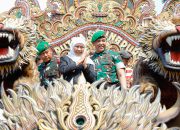 Gubernur Khofifah Bersama Pangdam V/Brawijaya Buka Karnaval Budaya Bakti TNI untuk Negeri di Bangkalan