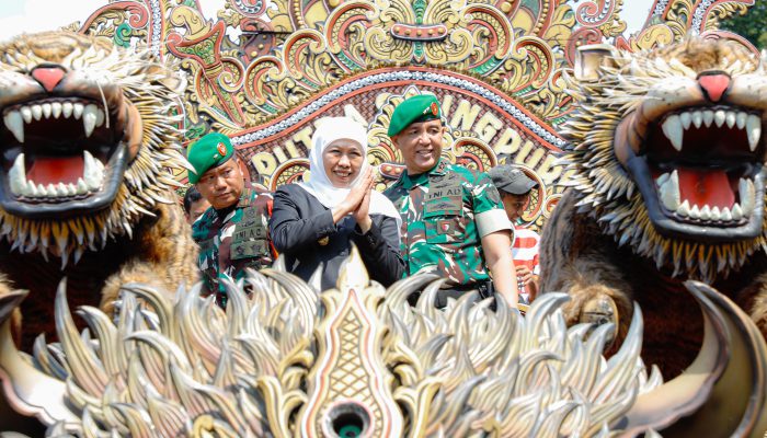 Gubernur Khofifah Bersama Pangdam V/Brawijaya Buka Karnaval Budaya Bakti TNI untuk Negeri di Bangkalan