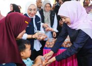 Gubernur Khofifah Dorong Penguatan Gizi Keluarga, Salurkan Bantuan Beras dan Telur di Pasuruan