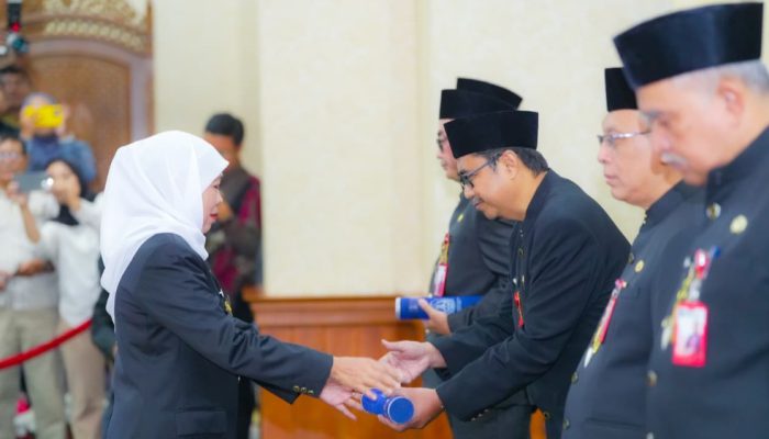 Lantik Enam Pejabat Pimpinan Tinggi Pratama, Khofifah Ajak Perkuat Kolaborasi untuk Percepat Pembangunan Jatim