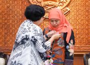 Khofifah Dorong Pendidikan Berkualitas dan Merata, PB PGRI Sematkan Penghargaan Dwija Praja Nugraha