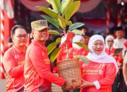 Dari Grahadi ke Puncak Arjuno, Gubernur Khofifah Kobarkan Patriotisme dan Kepedulian Lingkungan