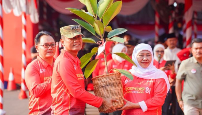 Dari Grahadi ke Puncak Arjuno, Gubernur Khofifah Kobarkan Patriotisme dan Kepedulian Lingkungan