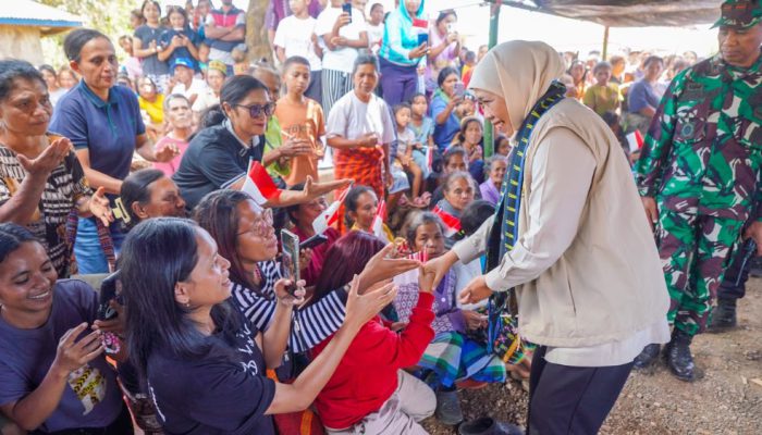 Gubernur Khofifah Pastikan Pemulihan Korban Gempa NTT Tak Hanya Soal Logistik, tapi Juga Trauma Healing