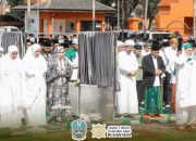 Berharap Hujan Segera Turun, Khofifah dan Ratusan Jamaah Sholat Istisqa di Pendopo Mojokerto