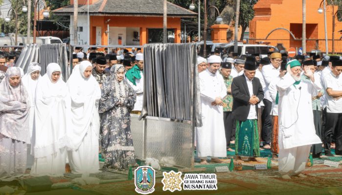 Berharap Hujan Segera Turun, Khofifah dan Ratusan Jamaah Sholat Istisqa di Pendopo Mojokerto