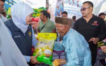 Rayakan HUT ke-81 Jatim, Khofifah Tebar Manfaat Lewat Pasar Murah dan Promosi Produk Lokal