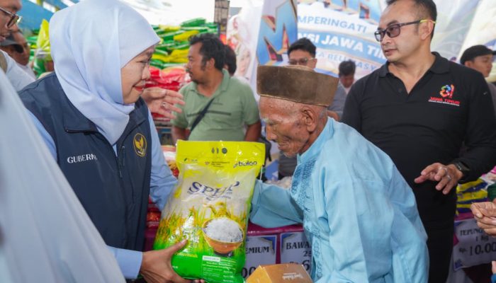 Rayakan HUT ke-81 Jatim, Khofifah Tebar Manfaat Lewat Pasar Murah dan Promosi Produk Lokal